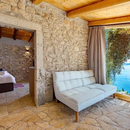 펜션 Elysian Stonehouse By The Nisaki (Corfu)